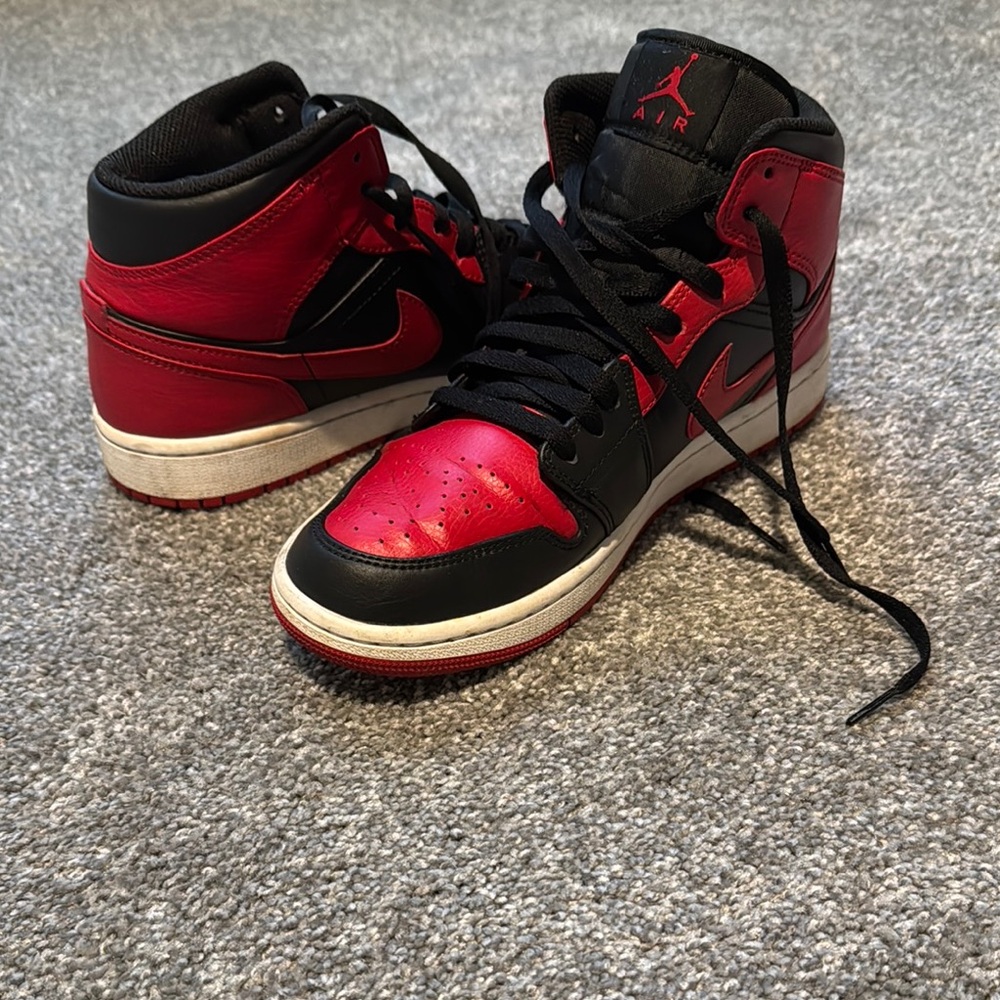 Nike Air Jordan 1 Retro High Black Red Sneakers